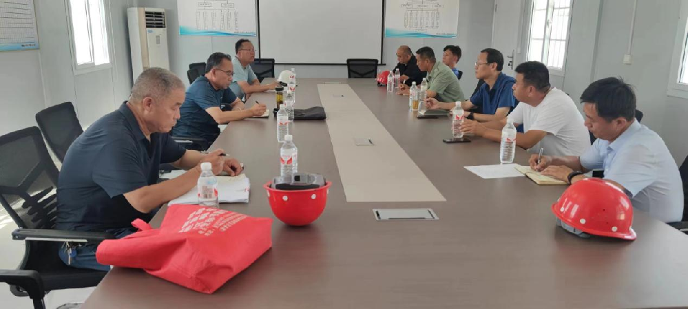 7月5日，聊城市水利工程總公司黨總支書記、總經理李令安到倪屯泵站改建項目開展調研，并組織召開了施工進展調度會。建設單位現場代表趙興銀、總監代國華出席會議，項目部全體參建人員參會。會上，通報了該項目的建設進展情況，分析了當前施工面臨的問題，并就下一步施工計劃進行了深入探討。李令安強調，市水利局6月28日召開