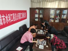 象棋文化是中華民族文化的結(jié)晶，至今仍放射出熠熠奇光，為現(xiàn)代人所喜愛，在全國各地廣為流傳，被人們譽之為國粹。為促進(jìn)公司的精神文明建設(shè)，豐富職工們的文化生活，我公司特