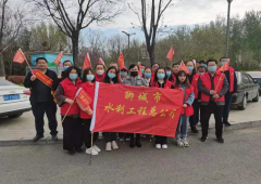 按照市文明辦要求，4月1日聊城市水利工程總公司組織志愿服務(wù)隊在指定路域，繼續(xù)開展文明行為勸導(dǎo)、清理衛(wèi)生垃圾等志愿服務(wù)活動。 活動中，志愿者們在幫包路口對違反交通規(guī)則等