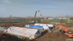 臘月二十五，臨近春節(jié)，在聊城市水利工程總公司承建的項(xiàng)目現(xiàn)場，各類機(jī)械正在忙碌作業(yè)，工人們加緊施工，鋼筋捆綁、混凝土澆筑，施工現(xiàn)場呈現(xiàn)出一派熱火朝天的繁忙景象。 朱莊