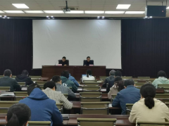 5月12日，聊城市水利工程總公司專項(xiàng)業(yè)務(wù)培訓(xùn)開課，公司總經(jīng)理李令安出席開課儀式并講話，副總經(jīng)理杜代軍主 持儀式， 60余名在家干部職工參加培訓(xùn)。 本次培訓(xùn)主要內(nèi)容以法律法規(guī)