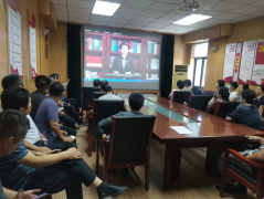 為更好引導(dǎo)公司黨員職工學(xué)思踐悟孔繁森精神，堅(jiān)持黨性鍛煉，改進(jìn)工作作風(fēng)， 7月4日，聊城市水利工程總公司組織黨員職工集中收看 《綻放在雪域高原的格桑花 孔繁森》七一專題節(jié)